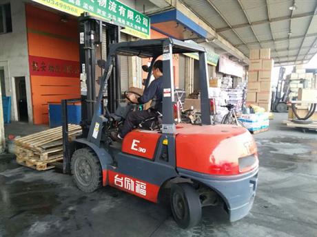 叉車裝載貨物——廣州公司